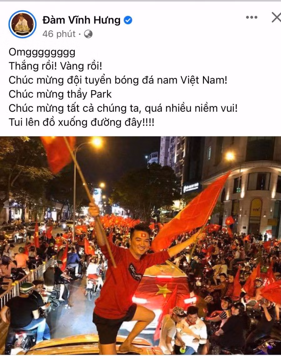 Nam ca sĩ Đàm Vĩnh Hưng hào hứng giữa dòng người đi "bão" để ăn mừng chiến thắng của U23 Việt Nam".
