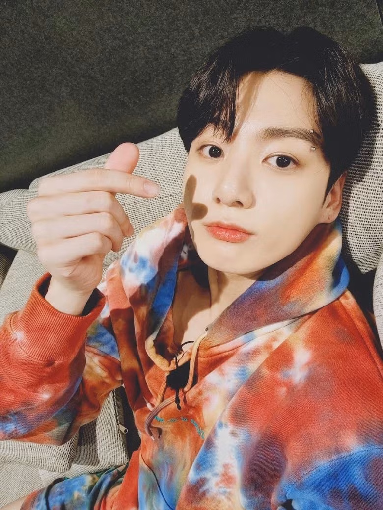 Jungkook (BTS) vượt mặt Lisa để xác lập kỷ lục khủng ảnh 1