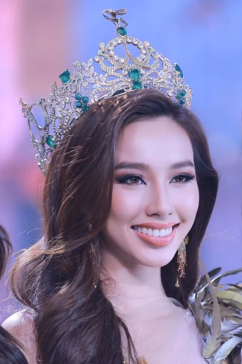 Nguyễn Thúc Thuỳ Tiên và Kim Duyên xuất sắc lọt Top 50 Hoa hậu của các Hoa hậu ảnh 1