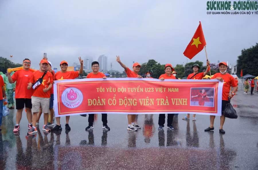 Nhóm cổ động viên đến từ tỉnh Trà Vinh có mặt tại sân vận động Mỹ Đình từ lúc 13h chiều (Ảnh: Sức khỏe đời sống)