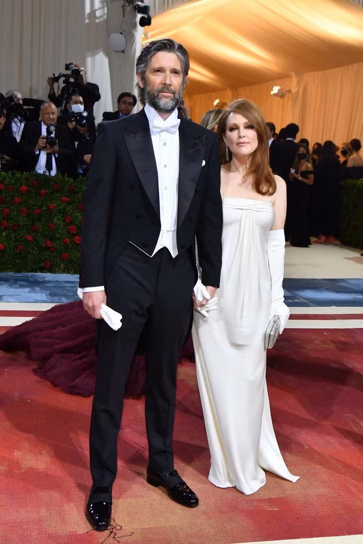 Julianne Moore và Bart Freundlich: Sau khi bước ra khỏi cuộc hôn nhân đầu đổ vỡ, nữ diễn viên Julianne Moore kết hôn với đạo diễn Bart Freundlich (kém Julianne Moore 9 tuổi) hồi năm 2003.