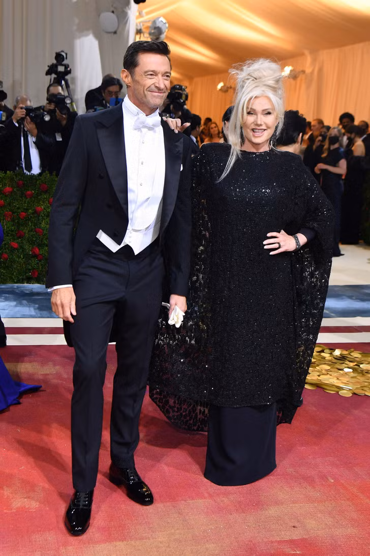 Hugh Jackman và Deborra-Lee Furness: "Người Sói" Hugh Jackman đã kết hôn với nữ diễn viên Deborra-Lee Furness từ năm 1996, hiện tại, cặp đôi có hai người con nuôi. Khi đến với nhau, cả hai người đều lần đầu bước vào hôn nhân, họ đã gắn bó trong một cuộc hôn nhân bền chặt đáng ngưỡng mộ.