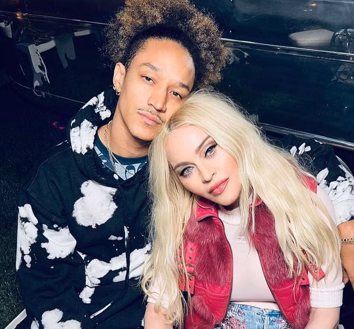  Những sao nữ nổi tiếng vượt định kiến hẹn hò với người kém tuổi ảnh 6