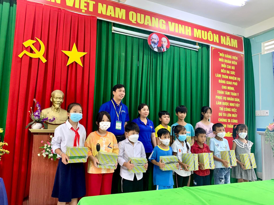 Tặng phần quà cho học sinh hoàn cảnh khó khăn. Tặng phần quà cho học sinh hoàn cảnh khó khăn.