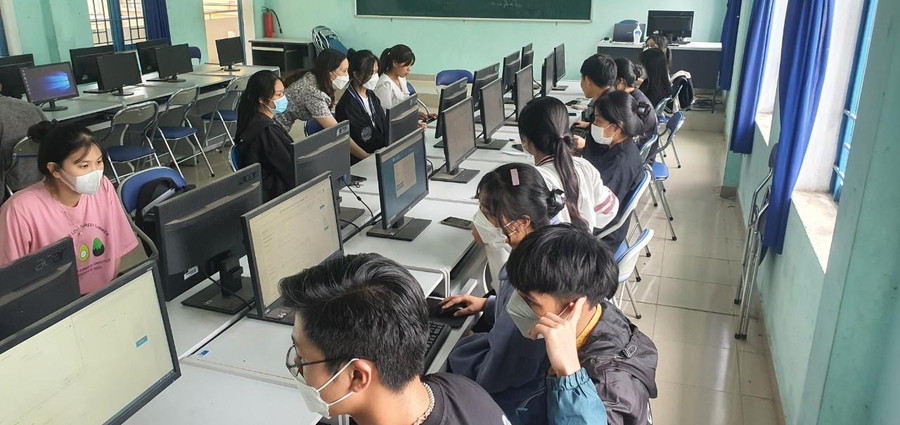 Học sinh Trường THPT Phạm Phú Thứ đăng ký hồ sơ dự thi tốt nghiệp THPT và xét tuyển sinh trực tuyến tại phòng tin học của nhà trường. Học sinh Trường THPT Phạm Phú Thứ đăng ký hồ sơ dự thi tốt nghiệp THPT và xét tuyển sinh trực tuyến tại phòng tin học của nhà trường.