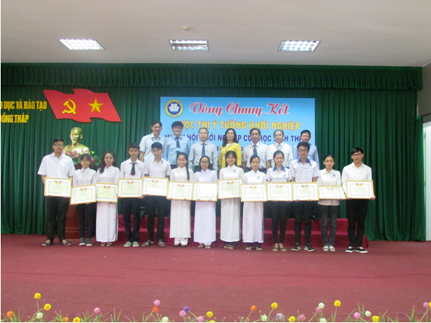 Trao thưởng cho các em HS đạt giải tại cuộc thi Trao thưởng cho các em HS đạt giải tại cuộc thi