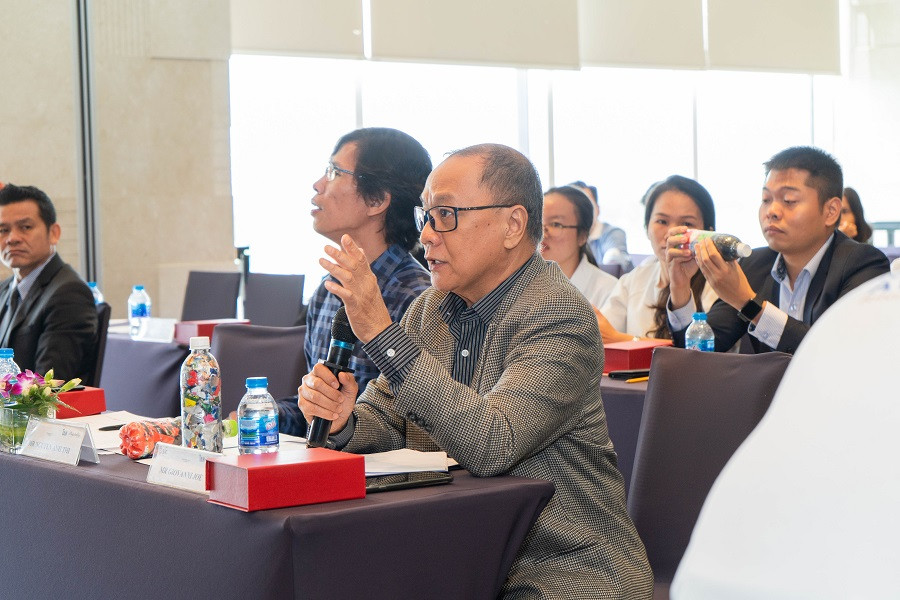 Ban giám khảo đặt câu hỏi cho các đội thi Ban giám khảo đặt câu hỏi cho các đội thi