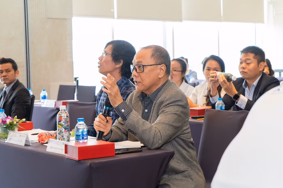 Ban giám khảo đặt câu hỏi cho các đội thi