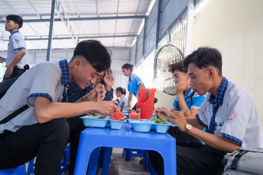Học sinh Trường THCS & THPT Trần Ngọc Hoằng, huyện Cờ Đỏ (TP Cần Thơ) tham gia bữa cơm tại trường do các thầy cô nấu. Ảnh Trường Tiến
