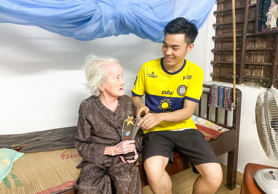 Cụ Diệp và sinh viên Phan Minh Chiều cùng kỷ niệm chương “Phụ nữ tiêu biểu vì cộng đồng”. Cụ Diệp và sinh viên Phan Minh Chiều cùng kỷ niệm chương “Phụ nữ tiêu biểu vì cộng đồng”.