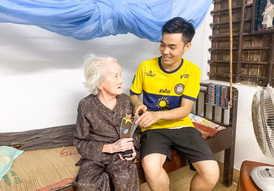 Cụ Diệp và sinh viên Phan Minh Chiều cùng kỷ niệm chương “Phụ nữ tiêu biểu vì cộng đồng”.