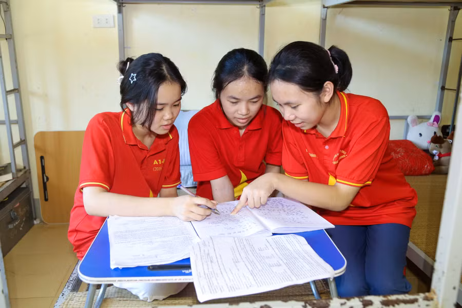 Học sinh khối 9 Trường Phổ thông DTNT THCS Quế Phong ở lại ôn thi vào lớp 10.