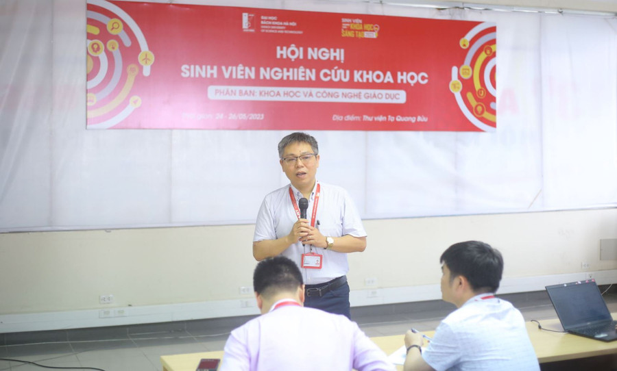 PGS. TS Lê Hiếu Học - Viện trưởng Viện Sư phạm Kỹ thuật, ĐH Bách khoa Hà Nội trao đổi cùng sinh viên tại Hội nghị sinh viên nghiên cứu khoa học. Ảnh DA.