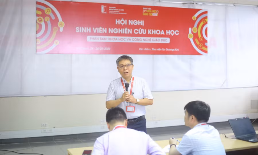 PGS. TS Lê Hiếu Học - Viện trưởng Viện Sư phạm Kỹ thuật, ĐH Bách khoa Hà Nội trao đổi cùng sinh viên tại Hội nghị sinh viên nghiên cứu khoa học. Ảnh DA.
