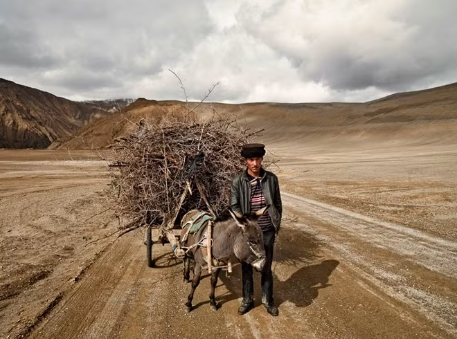Người Tajik ở Trung Quốc được gọi là Tajik miền núi, còn người Tajik ở Tajikstan và Afghanistan được gọi là Tajik đồng bằng để dễ phân biệt, vì đều có nguồn gốc Ba Tư. Điều đặc biệt ở ngoại hình người Tajik là họ giống những người da trắng ở châu Âu với da trắng, mắt xanh, tóc vàng, mũi cao.