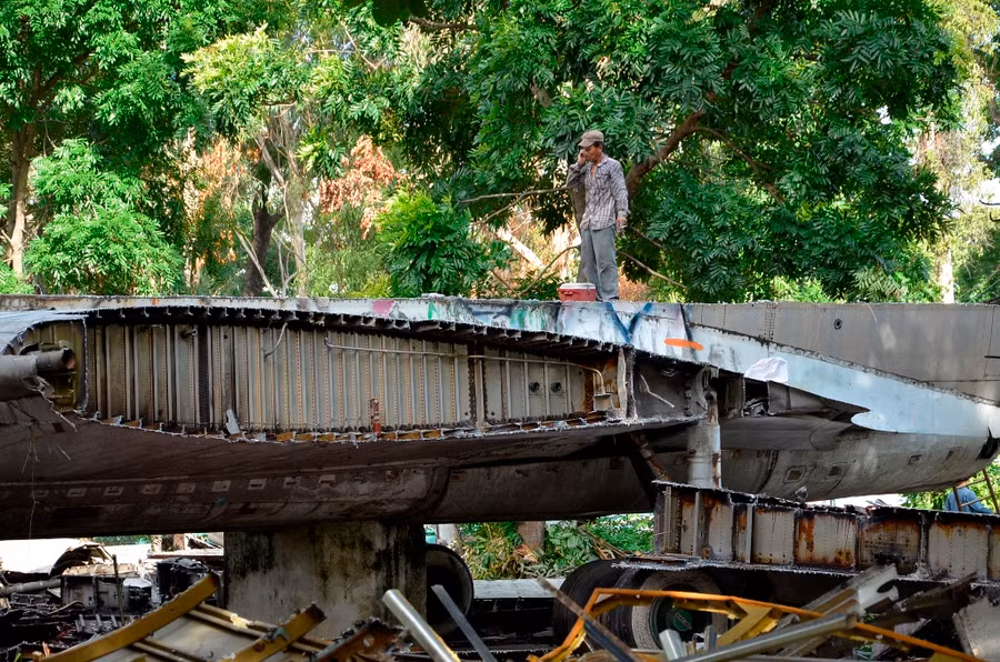 Phần cánh máy bay đã được cắt rời