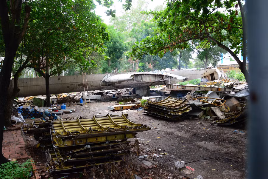 Nhóm công nhân thay phiên nhau cắt rời phần bụng chiếc máy bay