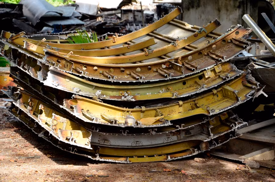 Các mảnh thép, nhôm sau khi tháo dỡ được tập kết lại một chỗ.