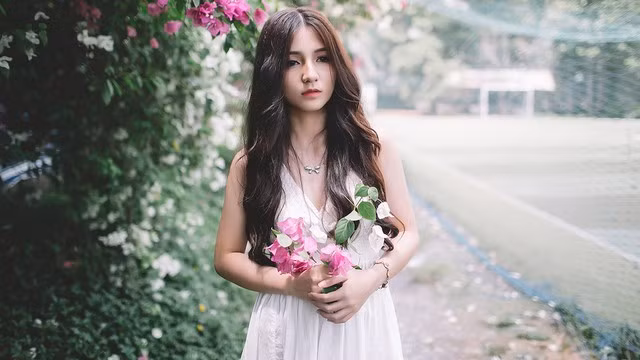 Dương Tú Anh hiện đang là học sinh trường THPT Long Xuyên. Cô bạn này khiến không ít người lầm tưởng là con lai nhờ vẻ đẹp hiện đại ấn tượng.