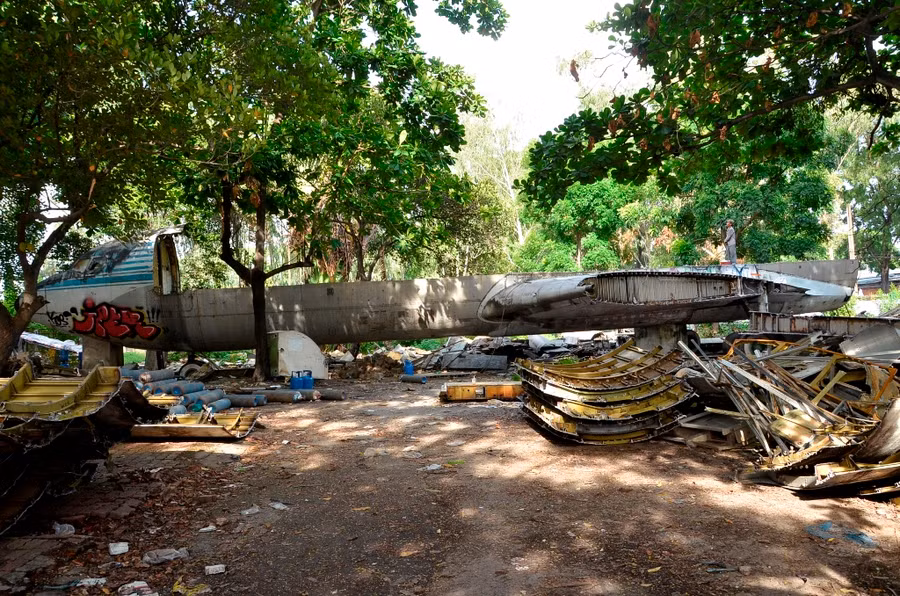 Đại công trường tháo rời chiếc máy bay.