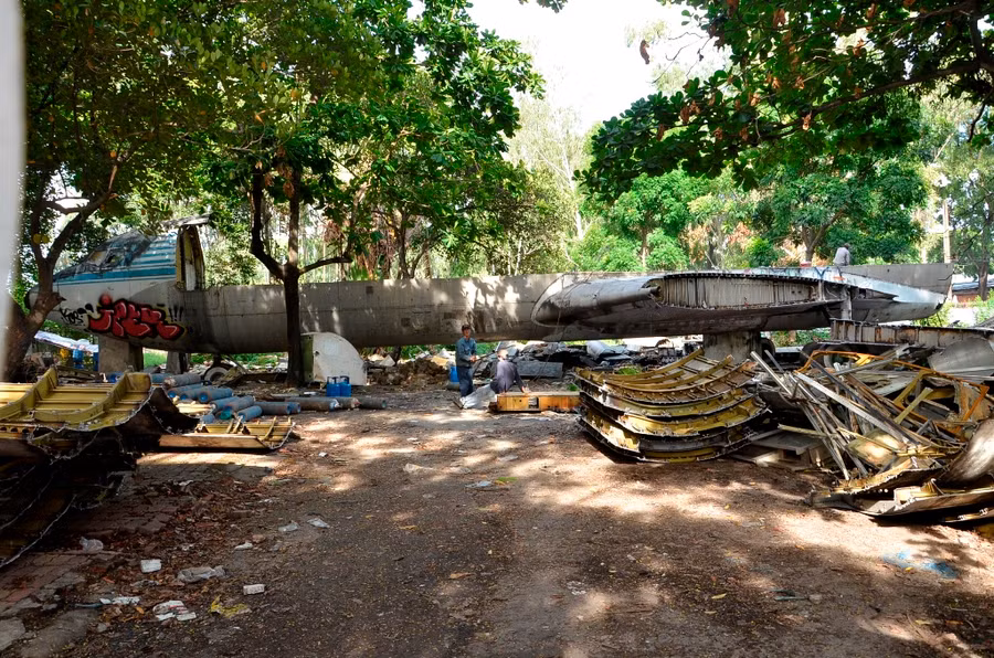 Các mảnh thép, nhôm sau khi tháo dỡ được tập kết lại một chỗ.