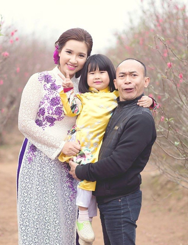 Gia đình hạnh phúc của cặp đôi "đũa lệch". Khoảnh khắc hạnh phúc của cặp đôi được nhiều bạn trẻ yêu mến.