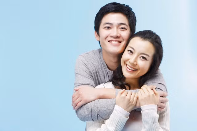 Những cử chỉ nhẹ nhàng của Vinh đã thực sự làm chị động lòng (Ảnh minh họa).
