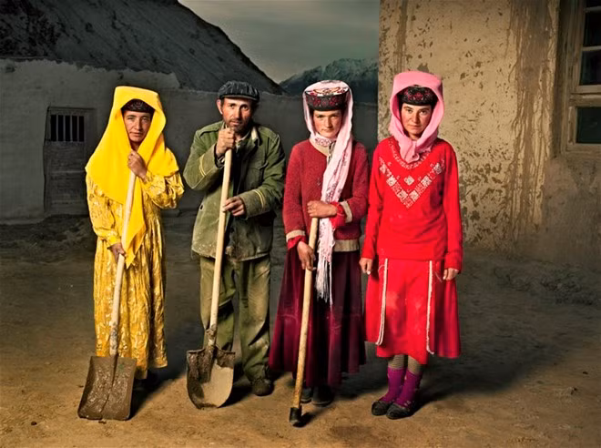 Trang phục của người Tajik rất đặc biệt. Đàn ông thường đội mũ nỉ màu đen, dắt dao ở thắt lưng và đi ủng da bò. Phụ nữ đội mũ tròn có họa tiết hoa trang trí.