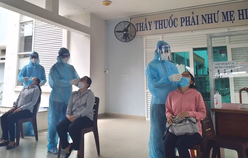 Giáo viên tỉnh Tiền Giang được test Covid-19 trước khi dạy học trực tiếp.