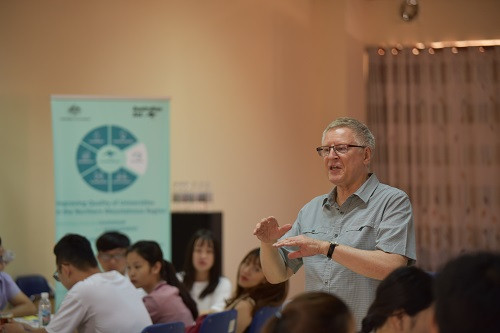 Khóa tập huấn của GS. TS Howard Nicholas nằm trong khuôn khổ chương trình Úc cùng Việt Nam hỗ trợ phát triển nguồn nhân lực (Aus4skills). Vị chuyên gia người Úc luôn nhấn mạnh với các học viên nguyên tắc không có câu trả lời nào là sai hoặc đúng; cần dựa vào điểm mạnh, những điều SV sẵn có, tận dụng tối đa những điểm SV đã biết, không phê phán khi SV làm điều sai.