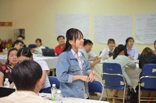 Giảng viên và SV cùng thảo luận các nội dung: Đánh giá việc áp dụng phương pháp giảng dạy tích cực, những điều áp dụng thành công? Có điều nào không áp dụng được? Có điều nào cần hỗ trợ/duy trì? Có những ưu tiên, đề xuất nào? Cách thức chia sẻ kinh nghiệp áp dụng? Thách thức, khó khăn thầy cô gặp phải khi áp dụng đổi mới phương pháp dạy học? Cần sự hỗ trợ nào để tiếp tục đổi mới trong dạy học?