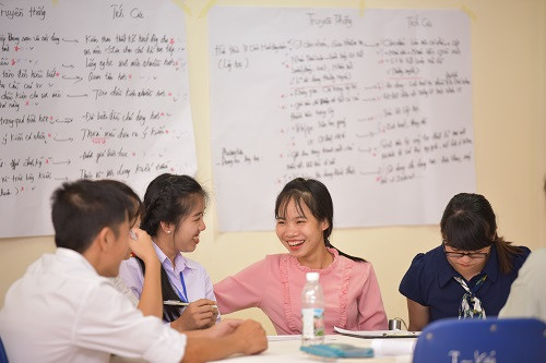 Có các sinh viên, không khí lớp học trở nên sôi nổi, trẻ trung!