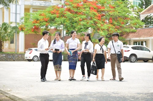 Sinh viên, giảng viên ngày chung lớp!