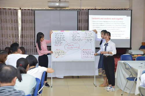 Không chỉ lắng nghe tiếng nói từ giảng viên về kinh nghiệm trong dạy theo phương pháp tích cực, tiếng nói của SV khi tiếp nhận phương pháp giảng dạy mới, những góp ý, đề xuất để mỗi giờ học được tốt hơn cũng được các em mạnh dạn nêu ra với thầy cô và nhà trường.