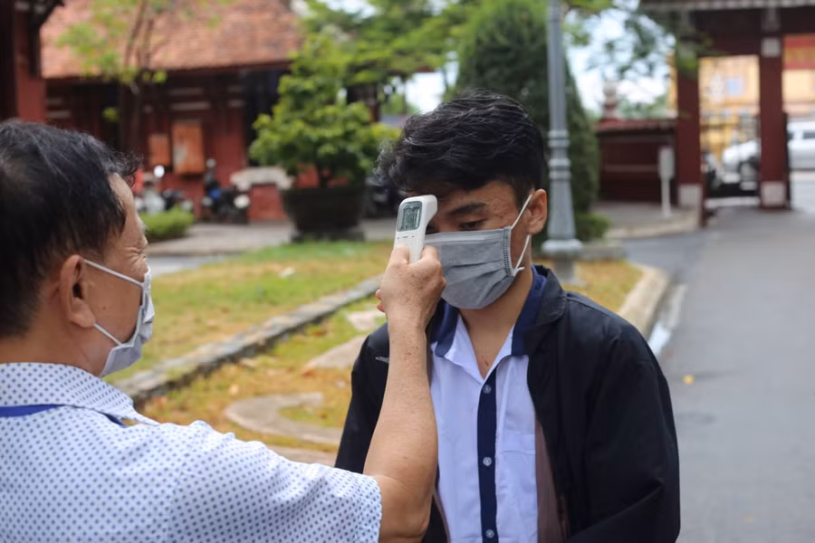 Công tác kiểm tra thân nhiệt tại Trường Quốc học Huế (TP Huế).