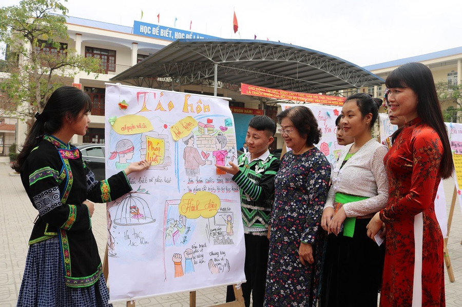 Các em học sinh giới thiệu sản phẩm hoạt động CLB tới các đại biểu Các em học sinh giới thiệu sản phẩm hoạt động CLB tới các đại biểu