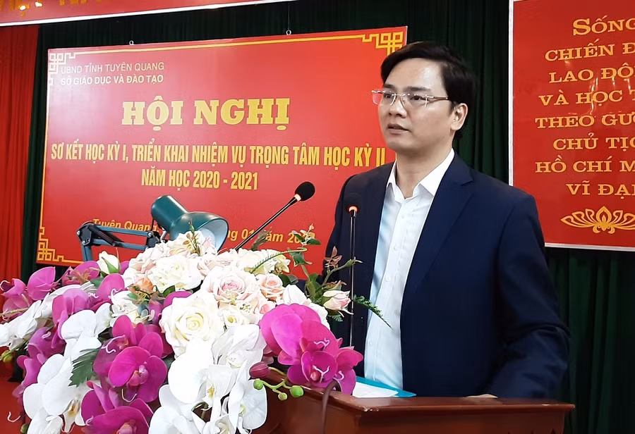 Giám đốc Sở GD&ĐT Tuyên Quang Vũ Đình Hưng phát biểu khai mạc Hội nghị.