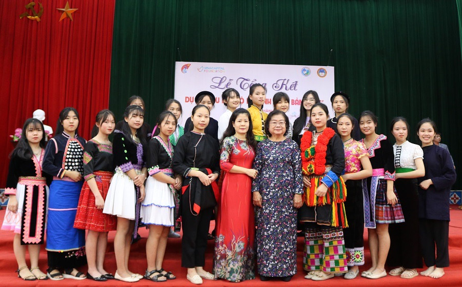 Nguyên Phó Chủ tịch nước Trương Mỹ Hoa cùng các nữ sinh CLB “Hoa bản làng” Nguyên Phó Chủ tịch nước Trương Mỹ Hoa cùng các nữ sinh CLB “Hoa bản làng”