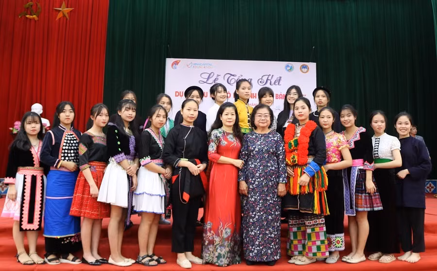 Nguyên Phó Chủ tịch nước Trương Mỹ Hoa cùng các nữ sinh CLB “Hoa bản làng”
