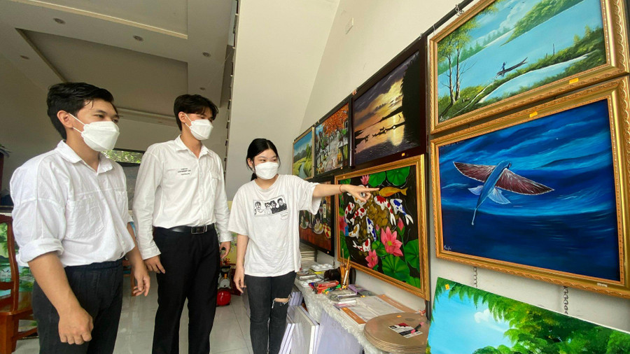 Hoàng Quyền giúp đỡ các bạn cùng cảnh ngộ cùng vươn lên trong cuộc sống. Hoàng Quyền giúp đỡ các bạn cùng cảnh ngộ cùng vươn lên trong cuộc sống.