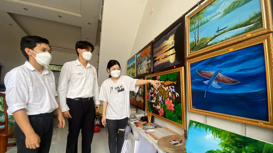 Hoàng Quyền giúp đỡ các bạn cùng cảnh ngộ cùng vươn lên trong cuộc sống.