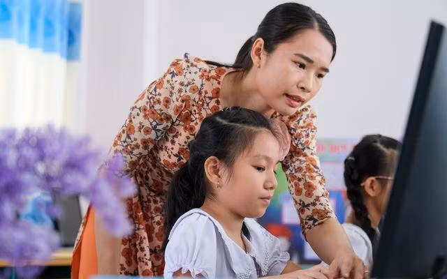 Cô Võ Thị Diệu Trúc, giáo viên Trường Tiểu học Ngô Quyền hướng dẫn học sinh làm quen với môn Tin học lớp 3.