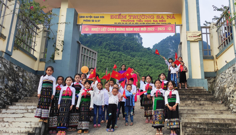 Cô và trò tại điểm trường Sa Ná – Trường Tiểu học Na Mèo (Quan Sơn, Thanh Hóa) chào đón năm học mới. Cô và trò tại điểm trường Sa Ná – Trường Tiểu học Na Mèo (Quan Sơn, Thanh Hóa) chào đón năm học mới.