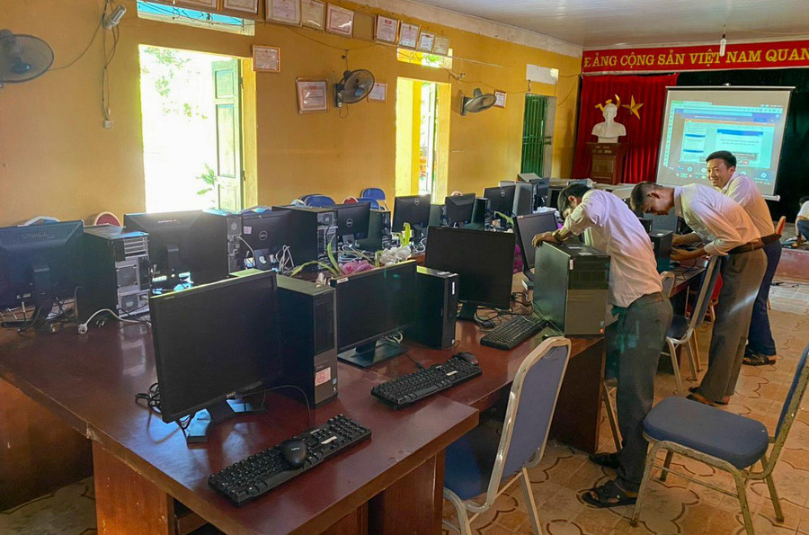 Phòng tin học mới tại Trường PTDTBT Tiểu học số 1 Chung Chải được xây dựng từ nguồn xã hội hóa. Phòng tin học mới tại Trường PTDTBT Tiểu học số 1 Chung Chải được xây dựng từ nguồn xã hội hóa.