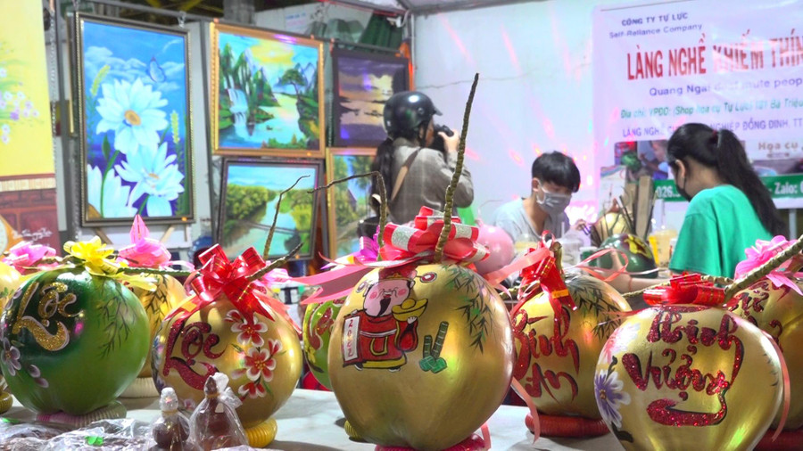 Những tác phẩm của Hoàng Quyền xuất hiện ở những dịp như lễ, Tết, hội chợ… Những tác phẩm của Hoàng Quyền xuất hiện ở những dịp như lễ, Tết, hội chợ…