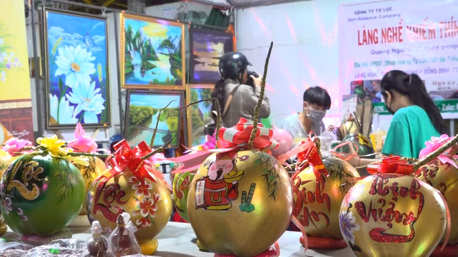 Những tác phẩm của Hoàng Quyền xuất hiện ở những dịp như lễ, Tết, hội chợ…