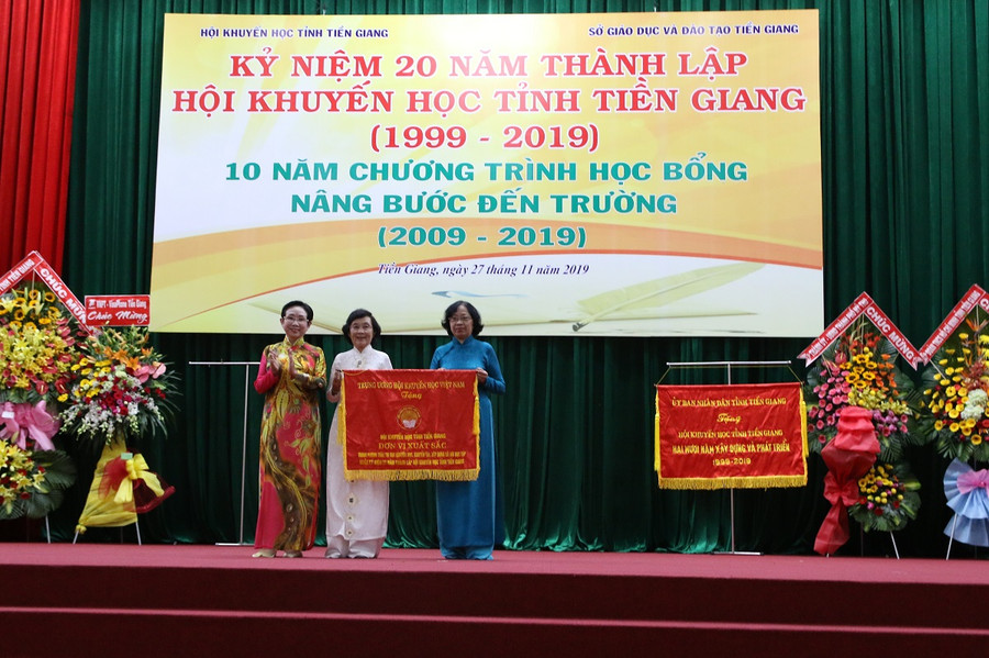 Phó Chủ tịch Trung ương Hội khuyến học Việt Nam Trương Thị Hiền tặng cờ thi đua cho Hội Khuyến học tỉnh Tiền Giang. Phó Chủ tịch Trung ương Hội khuyến học Việt Nam Trương Thị Hiền tặng cờ thi đua cho Hội Khuyến học tỉnh Tiền Giang.