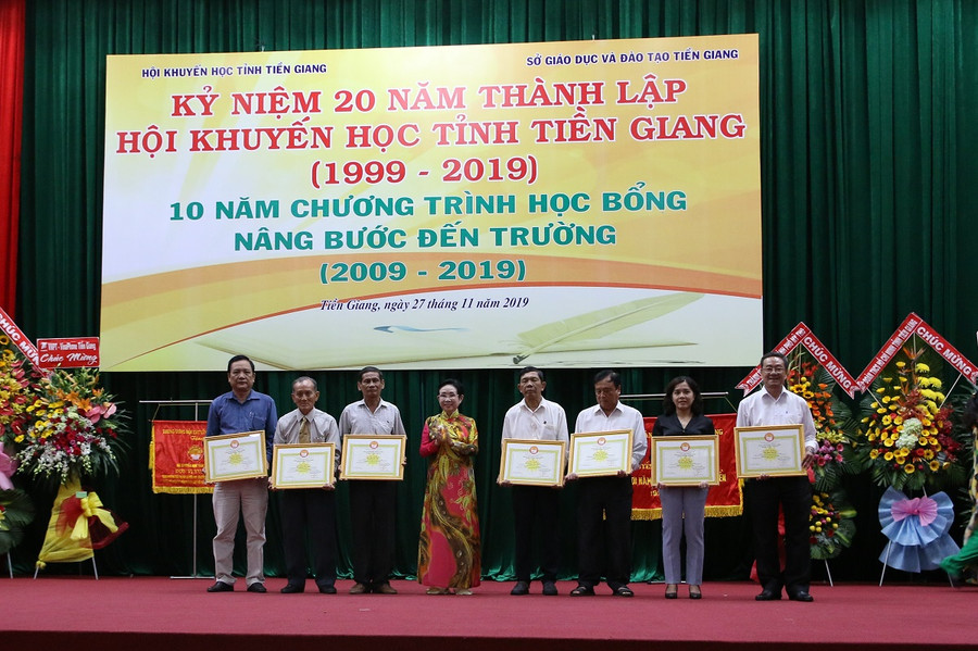 Tặng bằng khen của Trung ương Hội khuyến học cho các tập thể. Tặng bằng khen của Trung ương Hội khuyến học cho các tập thể.