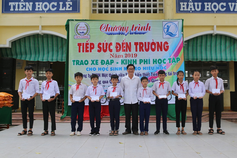 Giám đốc Sở LĐ-TB&XH tỉnh Tiền Giang Phạm Minh Trí tặng quà cho HS Trường THCS An Thái Trung, huyện Cái Bè. Giám đốc Sở LĐ-TB&XH tỉnh Tiền Giang Phạm Minh Trí tặng quà cho HS Trường THCS An Thái Trung, huyện Cái Bè.