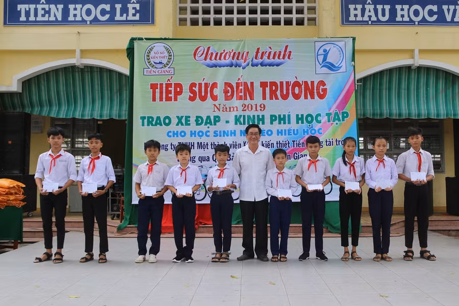 Giám đốc Sở LĐ-TB&XH tỉnh Tiền Giang Phạm Minh Trí tặng quà cho HS Trường THCS An Thái Trung, huyện Cái Bè.